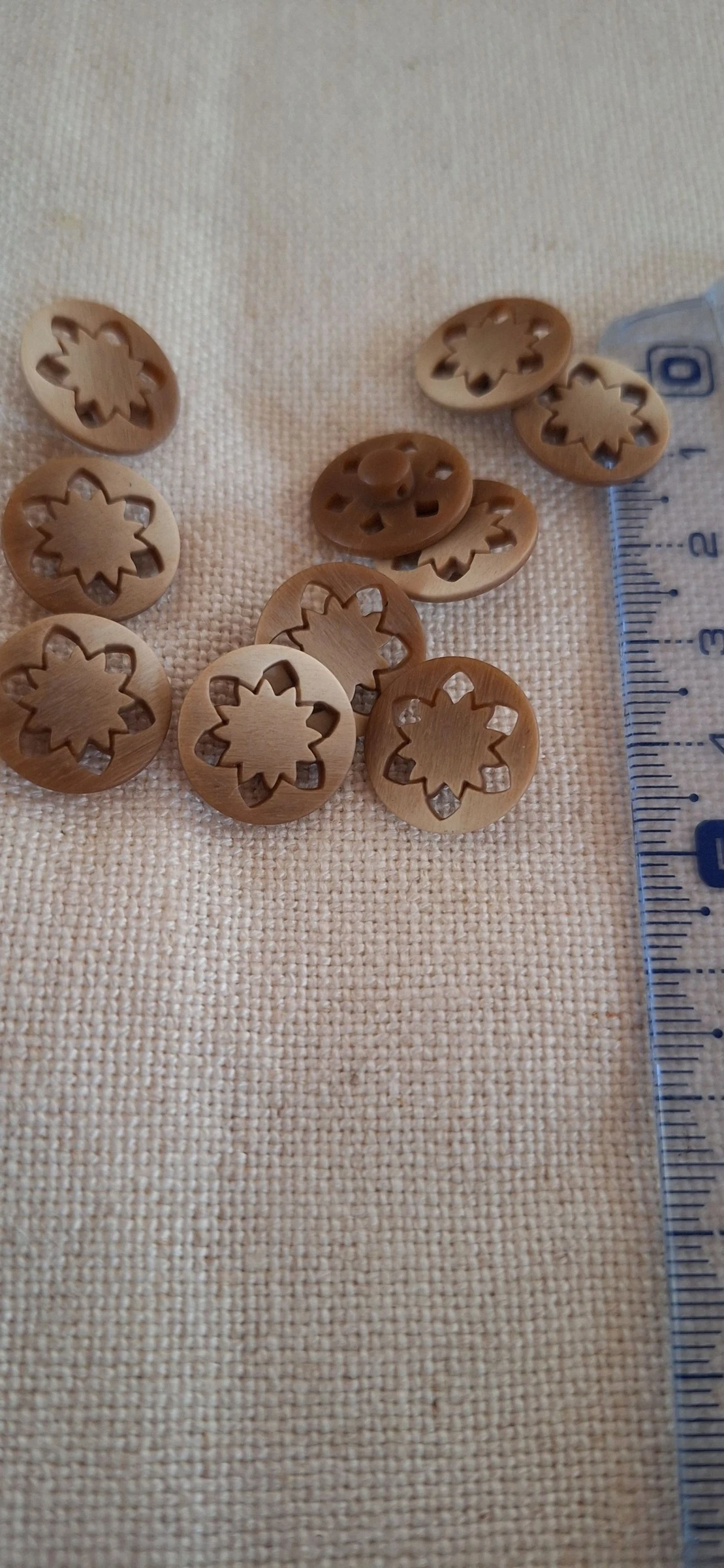 10 boutons 15 mm en résine ciselé, à coudre marron foncé  – photo 2
